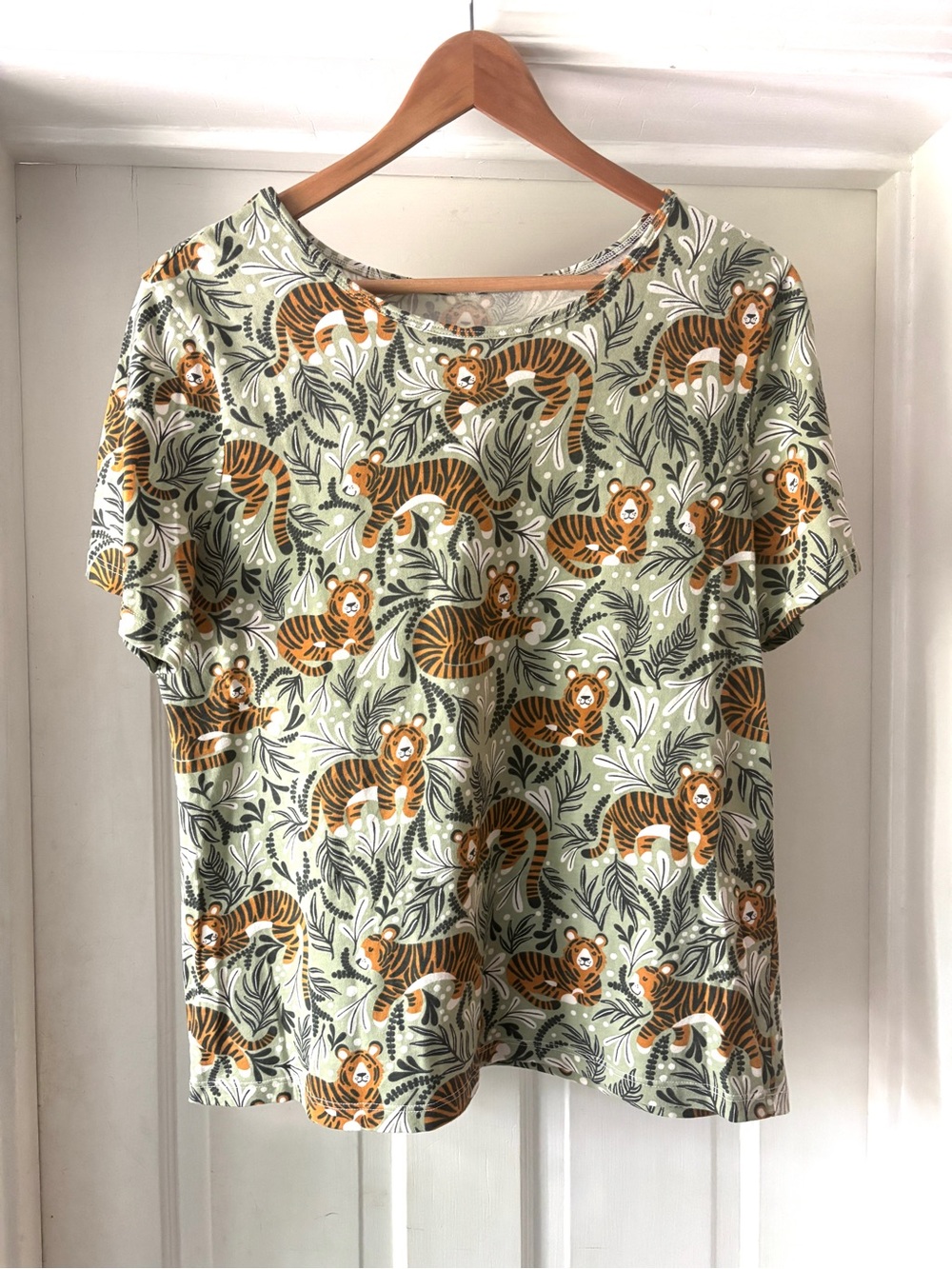 Winter Water Factory Women's Short Sleeve Tee Austin Top Dreaming Tiger Size L
